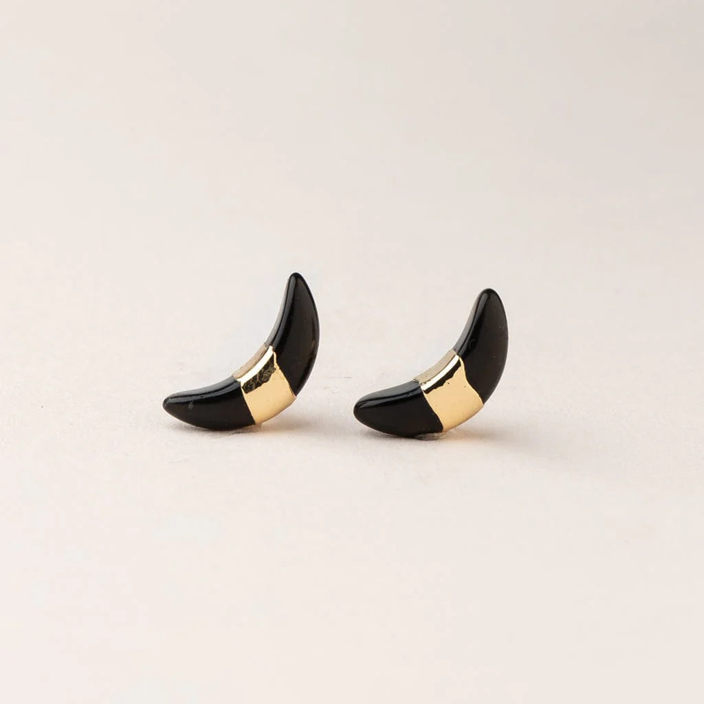 CRESCENT MOON STUD - BLACK SPINEL